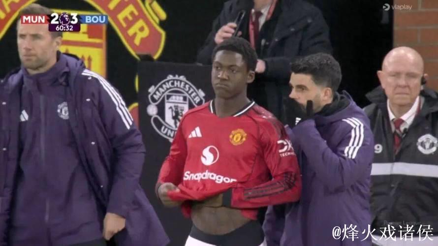 梅努哥哥现身梦剧场穿“放梅努离队”T恤引热议